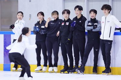 全日本強化合宿の全体練習で、即興の振り付けで演技する吉田陽菜選手（手前）を温かく見守る坂本花織選手（左から3人目）ら＝関空アイスアリーナで2025年7月5日、吉田航太撮影