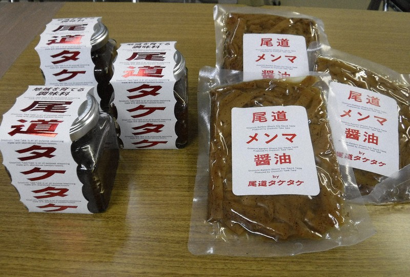 尾道で切り出した幼竹を原料に開発された調味料とメンマ＝福山市で、高田房二郎撮影
