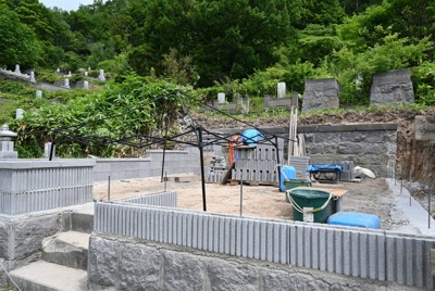 返還されるアイヌ民族の遺骨の埋葬に向けた整備が進む小樽市営中央墓地の敷地＝小樽市で2025年7月6日午前10時22分、森原彩子撮影