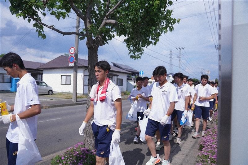偉大な先輩見習って」 大谷翔平の母校生徒と伊藤園社員らゴミ拾い