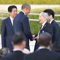 オバマ米大統領（当時）と握手をする坪井直さん（右）＝広島市中区の平和記念公園で2016年5月27日午後6時7分、小関勉撮影
