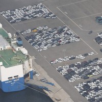 横浜港に並ぶ自動車＝本社ヘリから