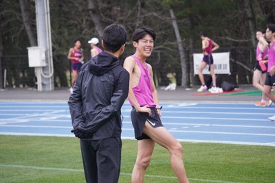 中央大の藤原正和監督（手前）と笑顔で話す吉居駿恭選手＝中大陸上競技部提供