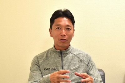 選手たちの成長に手応えを語る中央大の藤原正和監督＝東京都日野市で2025年5月27日、円谷美晶撮影