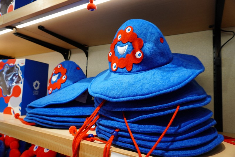 ミャクミャクの万博グッズ人気 理由はあのゆるキャラとの類似性? [写真