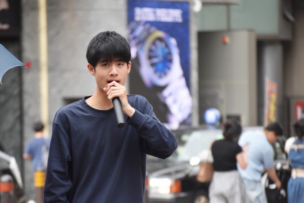 Onshi Fujimi 於 2025 年 5 月 14 日在福岡中央區發表街頭演說。 （Mainichi/Masanori Hirakawa）