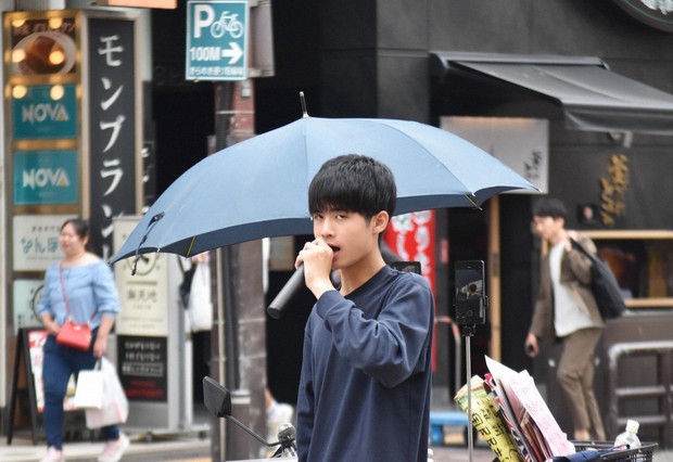 Onshi Fujimi 於 2025 年 5 月 14 日在福岡中央區發表街頭演說。 （Mainichi/Masanori Hirakawa）