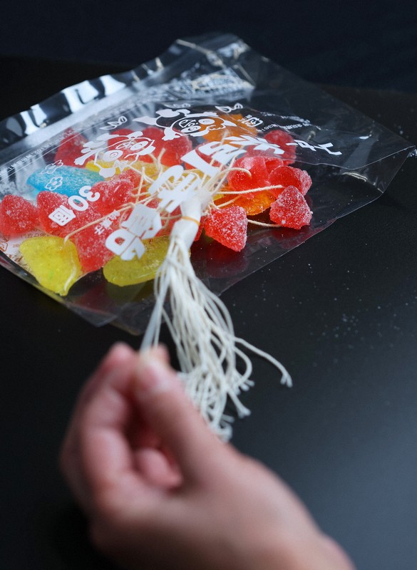 原料高騰で…駄菓子の定番「糸引きあめ」、唯一のメーカーが廃業 [写真