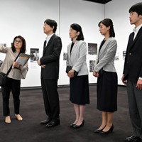 「被爆80年企画展ヒロシマ1945」をご覧になる秋篠宮ご夫妻と次女佳子さま、長男悠仁さま＝東京都目黒区の東京都写真美術館で2025年7月11日午前8時55分、平川義之撮影