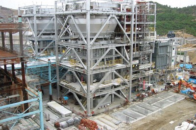 豊島に不法投棄された産廃類を無害化するため、クボタが直島で建設を進めた溶融炉。資源循環の鍵となる施設だった。建屋の外壁などがまだなく、炉の形状が分かる＝香川県直島町で2002年4月（クボタ提供）