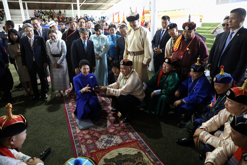 皇后雅子さま、「シャガイ」で最高点 羊の骨をはじくモンゴルの競技