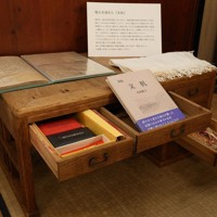 地元出身の角田陽子さんが郷土資料館に寄贈した木製の机。両親の遺品と共に展示されている＝岩手県釜石市で2025年7月11日、奥田伸一撮影