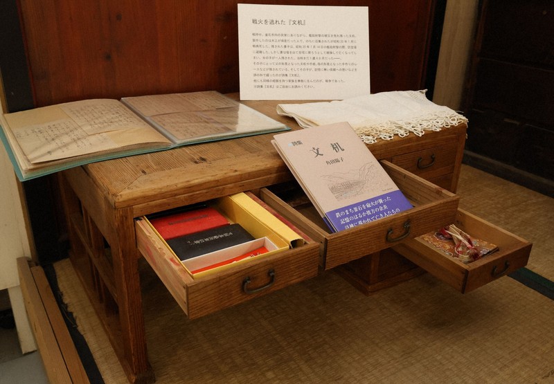 戦火をくぐり抜けた父の机 釜石で「艦砲」の中残った家具など展示