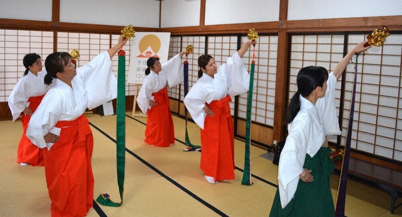 宇佐神宮で巫女ツアー 舞や参拝体験 ／大分 | 毎日新聞