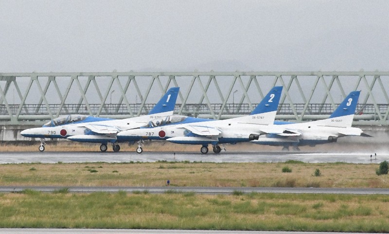 ブルーインパルス 4枚 MAX ブルーインパルス 最高時速は1000キロ、宙返りなど50種の“技