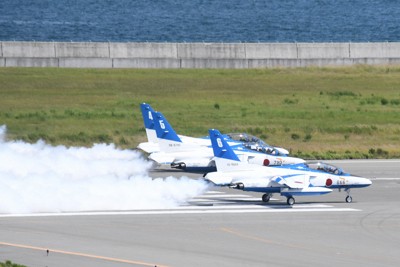 こんにちは、大阪 ブルーインパルスが万博上空を展示飛行 | 毎日新聞