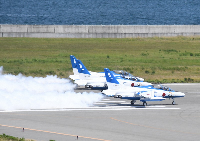 こんにちは、大阪 ブルーインパルスが万博上空を展示飛行 | 毎日新聞
