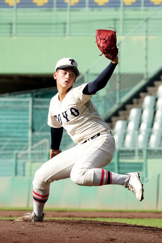 近畿無敗の東洋大姫路 アクシデントが深めたダブルエースの絆 [写真