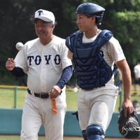 近畿無敗の東洋大姫路 アクシデントが深めたダブルエースの絆 [写真