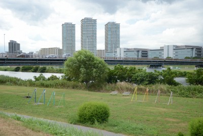 子育て支援格差の「境」になっている多摩川。奥が東京都＝川崎市中原区で2025年7月10日午後4時9分、蓬田正志撮影