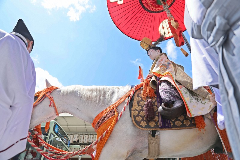 稚児が金色の烏帽子に平安装束 祇園祭の長刀鉾が「社参の儀」 | 毎日新聞