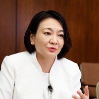 六本木の米軍施設「赤坂プレスセンター」撤去の必要性を訴える清家愛・港区長＝東京都港区で2025年5月27日、加藤隆寛撮影（写真は動画から）