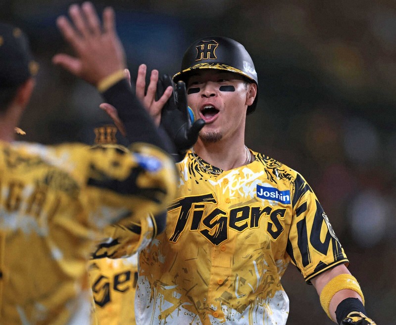 阪神 佐藤輝が自己タイの24号先制2ラン 85試合目で到達