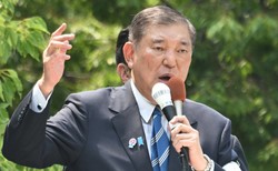 参院選立候補者の応援で演説する自民党の石破茂総裁＝神戸市中央区で2025年7月3日、大西岳彦撮影
