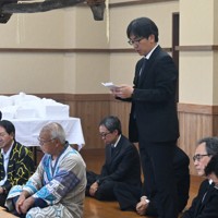 小樽市のアイヌ関連団体「インカルシペの会」の関係者に謝罪する東京大の麻生亘総務部長（右から4人目）＝白老町で2025年7月14日午後0時27分、森原彩子撮影