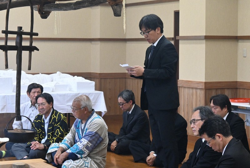 小樽市のアイヌ関連団体「インカルシペの会」の関係者に謝罪する東京大の麻生亘総務部長（右から4人目）＝白老町で2025年7月14日午後0時27分、森原彩子撮影