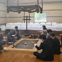 小樽市のアイヌ関連団体「インカルシペの会」の関係者や遺骨の収集・保管に関与した大学の関係者らが参加した慰霊の儀式＝白老町で2025年7月14日午後0時11分、森原彩子撮影