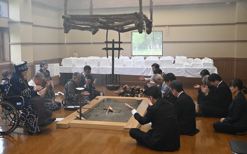 小樽市のアイヌ関連団体「インカルシペの会」の関係者や遺骨の収集・保管に関与した大学の関係者らが参加した慰霊の儀式＝白老町で2025年7月14日午後0時11分、森原彩子撮影