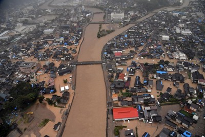 能登豪雨では線状降水帯が発生して河原田川が氾濫。石川県輪島市の市街地は冠水した＝2024年9月21日午後2時26分、本社ヘリから加古信志撮影