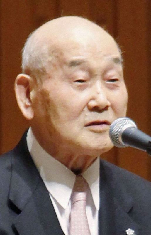 陶芸家の井上萬二さん死去 96歳 白磁技法で人間国宝 | 毎日新聞