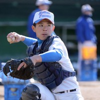 花咲徳栄高時代に送球の練習をする若月健矢選手＝埼玉県加須市の同校で2013年1月27日、手塚耕一郎撮影