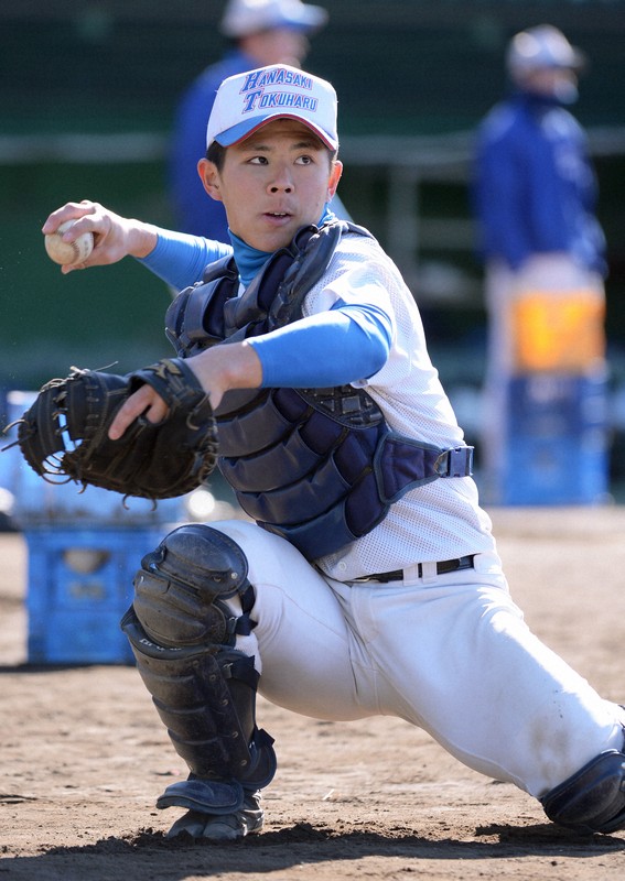花咲徳栄高時代に送球の練習をする若月健矢選手＝埼玉県加須市の同校で2013年1月27日、手塚耕一郎撮影