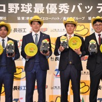 山本由伸投手と共に3年連続でパ・リーグ最優秀バッテリー賞を受賞したオリックスの若月健矢選手（右端）＝東京都内のホテルで2023年11月27日午後0時27分、磯貝映奈撮影