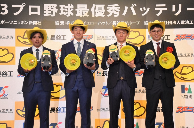 山本由伸投手と共に3年連続でパ・リーグ最優秀バッテリー賞を受賞したオリックスの若月健矢選手（右端）＝東京都内のホテルで2023年11月27日午後0時27分、磯貝映奈撮影