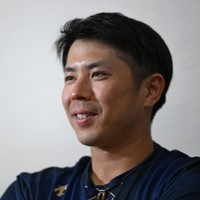 インタビューに答えるオリックスの若月健矢選手＝京セラドーム大阪で、久保玲撮影