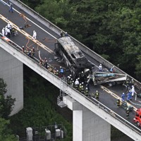 徳島自動車道でバスとトラックが正面衝突 2人死亡12人重軽傷 [写真特集