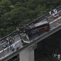 徳島自動車道でバスとトラックが正面衝突 2人死亡12人重軽傷 [写真特集