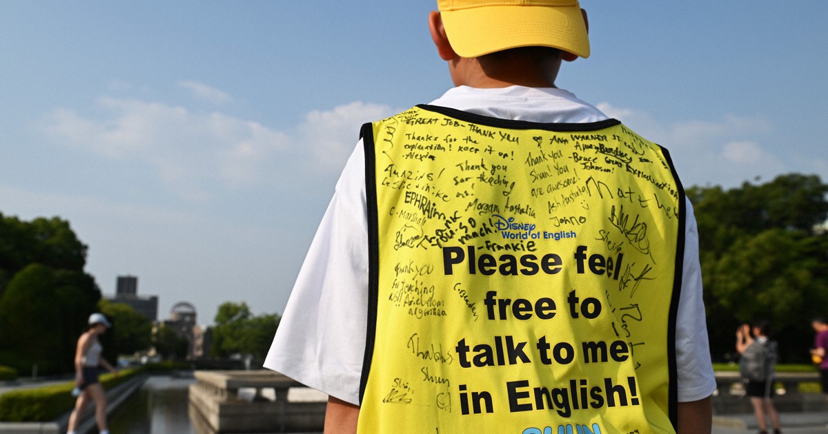 News in Easy English: Hiroshima boy guides tourists and shares message of peace