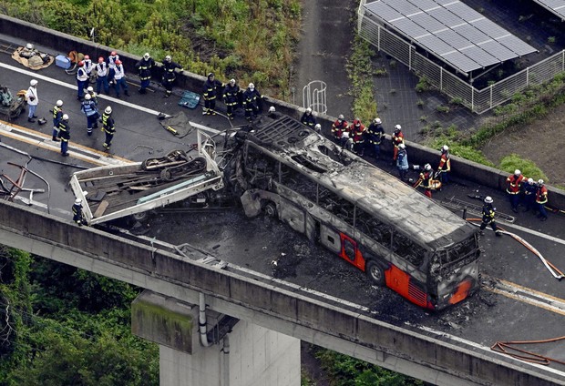 COLLISION DISASTROUS 14ポンド Chandra :: Photo Album :: SNR 0509-67.5 :: December 14, 2010