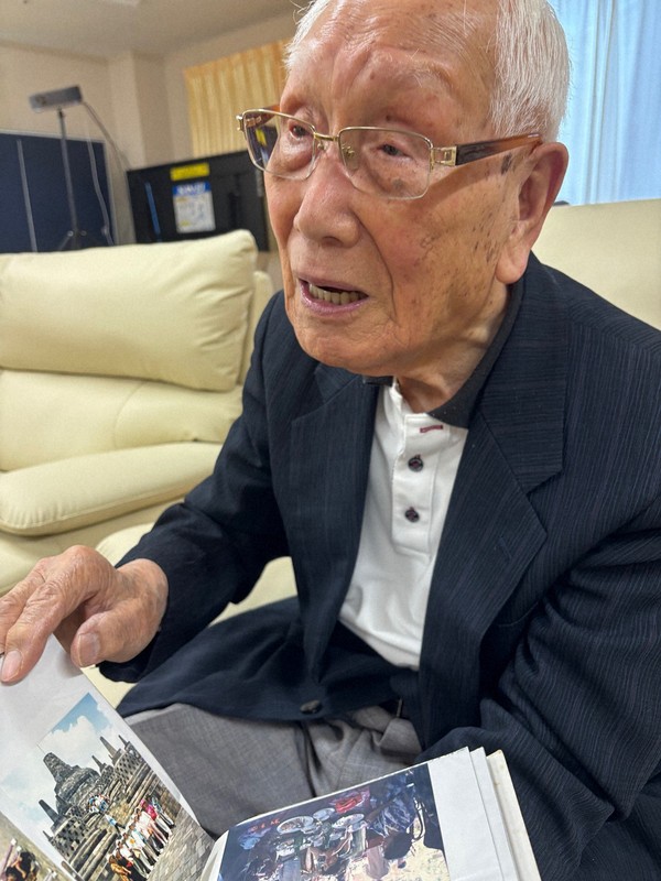 「戦争を好む為政者を選んではいけない」と語る岡田晃三さん＝松阪市内で2025年5月26日午後3時2分、下村恵美撮影