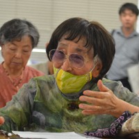 控訴審の弁論にオンラインで参加した後の集会で思いを語る岩永千代子原告団長＝長崎市で2025年6月25日、樋口岳大撮影