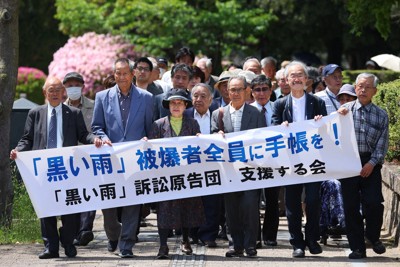 「黒い雨」の新基準に基づき被爆者健康手帳を申請し、却下されたとして広島地裁に集団提訴する原告ら＝広島市中区で2023年4月28日午後1時21分、滝川大貴撮影