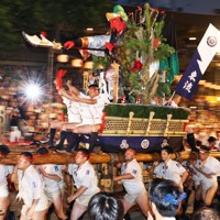 博多祇園山笠 「追い山笠」で15日間の祭り閉幕 [写真特集1/20] | 毎日新聞