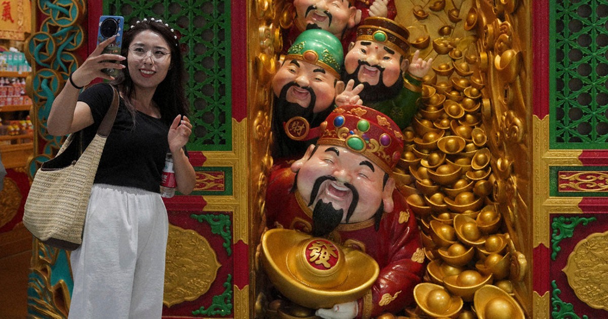 Chinese economy grows at a 5.2% annual pace in April-June quarter despite trade war