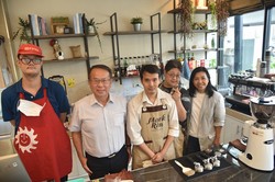 障害者が働くカフェのスタッフと、運営するアジア太平洋障害者センターのピルーン・ライスミット事務局長（左から2人目）＝バンコクで2025年6月24日、武内彩撮影