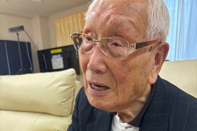 「戦争を好む為政者を選んではいけない」と語る岡田晃三さん＝三重県松阪市内で2025年5月、下村恵美撮影
